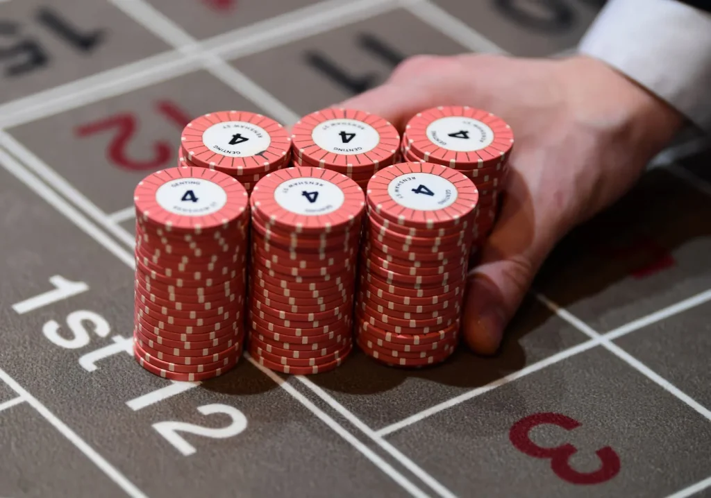 Kasinoaiheinen kuva ja rulettipöydän valot, ilmaiskierrokset 2026